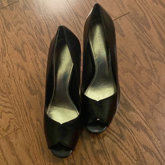 Nine West NIB Open Toed High Heels, 8M, Black, 4.25” heels - Picture 3 of 9